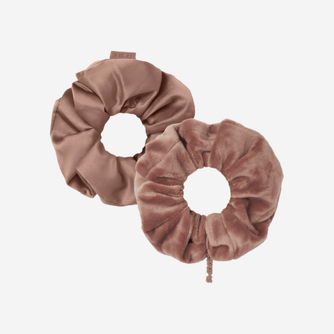 SKIMS GETTING READY ACCESSORIES SATIN AND VELOUR SCRUNCHIE SIENNA