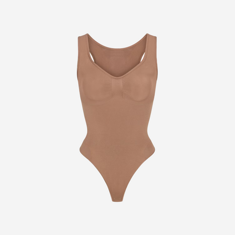 SKIMS SEAMLESS SCULPT SCOOP NECK THONG BODYSUIT SIENNA